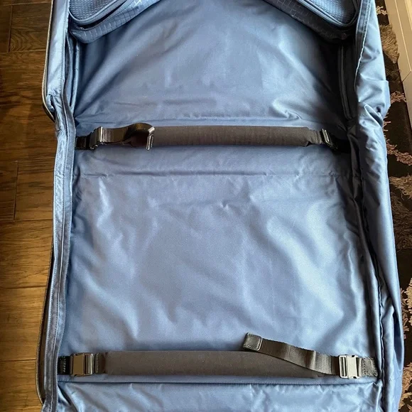 Tumi Arrivé Trifold Carry on Garment Bag - Picture 6 of 9